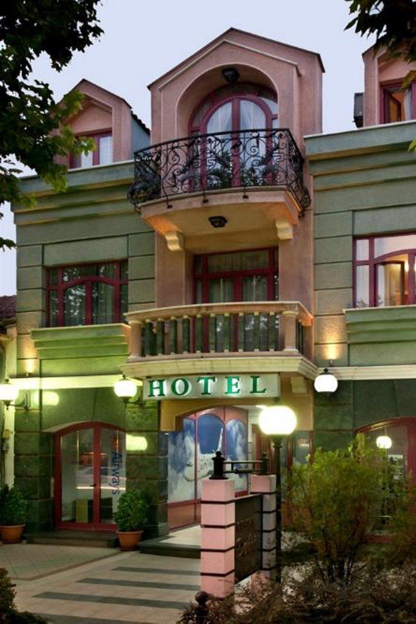 Hotel Eminent Podgorica Bagian luar foto